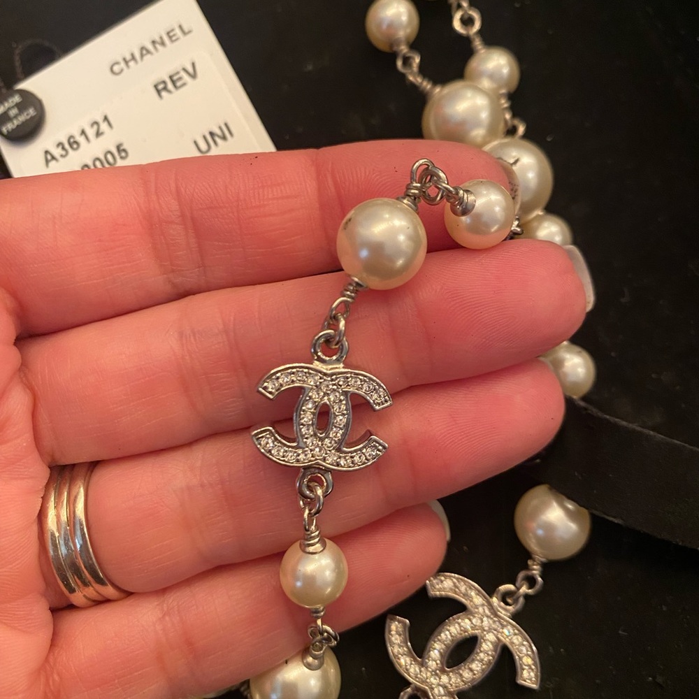 Authentic Chanel 5 CC Silver/Pearly White Necklace - Picture 3 of 5
